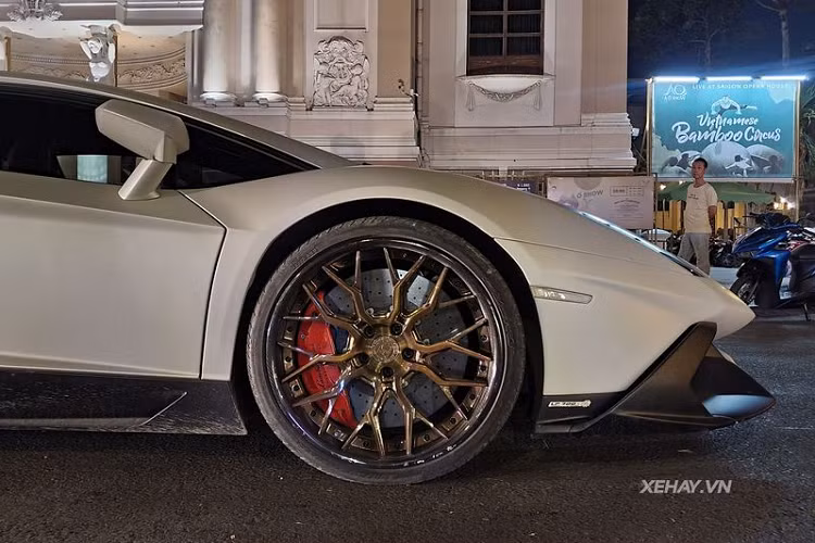 Không có thay đổi nào ở hệ truyền động, Lamborghini Aventador LP700-4 vẫn dùng động cơ V12 6.5L sản sinh công suất 700 mã lực và mô-men xoắn cực đại 690 Nm.