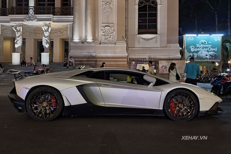 Gói độ 50th Anniversario cho Lamborghini Aventador bao gồm rất nhiều chi tiết mới được sơn đen mờ như cản trước mở rộng với hốc hút gió cỡ lớn, ốp sườn mới và cản sau thiết kế hầm hố được chia thành nhiều hốc khác nhau, phía dưới là bộ khuếch tán mạnh mẽ.