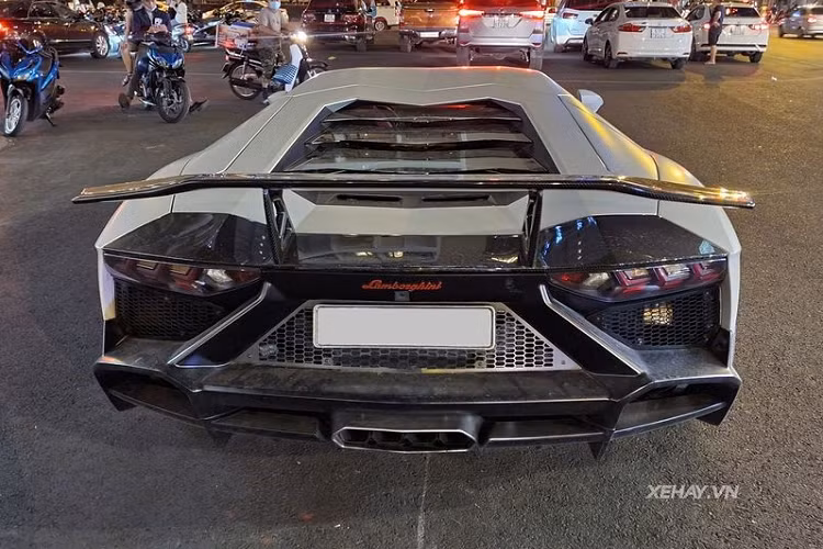 Sức mạnh được truyền tới cả bốn bánh thông qua hộp số tự động 7 cấp ISR. Nhờ đó, xe có thể tăng tốc từ 0-100 km/h trong 2,9 giây trước khi đạt vận tốc tối đa 349 km/h. Mức giá xe Lamborghini Aventador LP700-4 đã qua sử dụng tại Việt Nam hiện khoảng hơn 15 tỷ đồng.