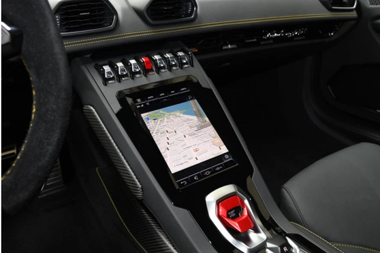 Ngoại hình của siêu xe Lamborghini Huracan EVO đầu tiên về Việt Nam còn có sự khác biệt rất lớn so với thế hệ đầu tiên, chẳng hạn như phần đầu xe có cản va trước hoàn toàn mới, hốc gió hai bên hông được tạo hình góc cạnh.