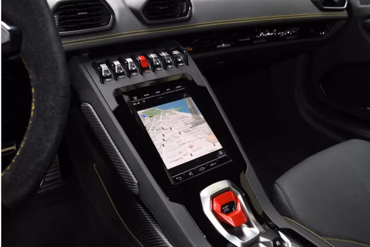 Ngoại hình của siêu xe Lamborghini Huracan EVO đầu tiên về Việt Nam còn có sự khác biệt rất lớn so với thế hệ đầu tiên, chẳng hạn như phần đầu xe có cản va trước hoàn toàn mới, hốc gió hai bên hông được tạo hình góc cạnh.