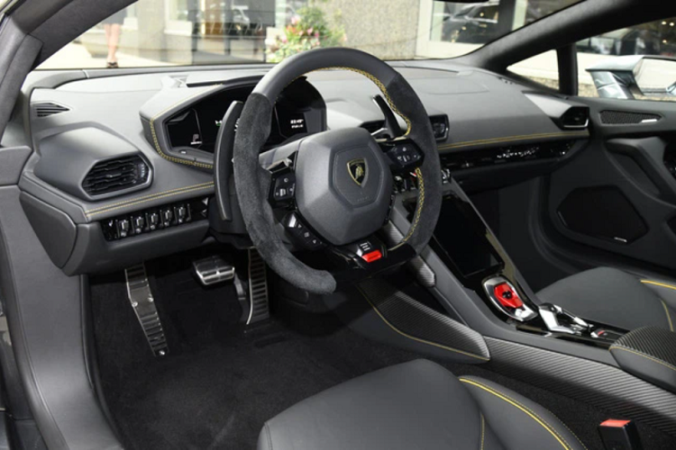 Chiếc siêu xe Lamborghini Huracan EVO độc nhất Việt Nam sở hữu ngoại thất sơn màu xám cùng các chi tiết sơn đen bao gồm bộ mâm đa chấu kép của xe. Bên trong khoang lái của xe Lamborghini Huracan EVO mới xuất hiện tại Hà Nội có ghế ngồi bọc da Alcantara với các điểm nhấn sọc màu đỏ bắt mắt.