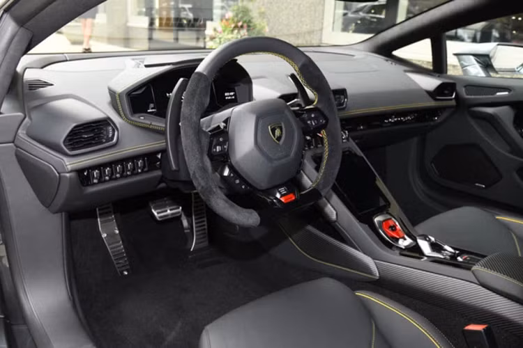 Chiếc siêu xe Lamborghini Huracan EVO độc nhất Việt Nam sở hữu ngoại thất sơn màu xám cùng các chi tiết sơn đen bao gồm bộ mâm đa chấu kép của xe. Bên trong khoang lái của xe Lamborghini Huracan EVO mới xuất hiện tại Hà Nội có ghế ngồi bọc da Alcantara với các điểm nhấn sọc màu đỏ bắt mắt.