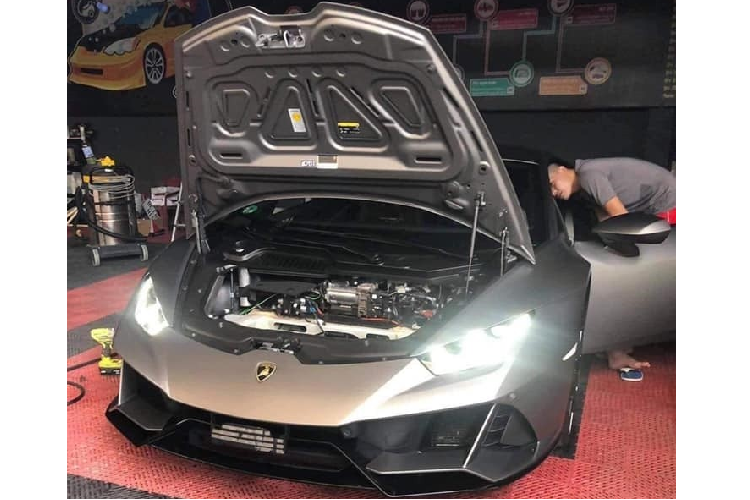 Trong tuần vừa qua, đã có hai siêu xe "khủng" về đến Hà Nội - đó là siêu phẩm hypercar McLaren Elva đã được nhìn thấy nằm trên xe chuyên dụng và được trùm bạt để vận chuyển về xưởng dịch vụ của Rolls-Royce. Chưa hết, tại một nơi chăm sóc xe ở Hà Nội, giới mê xe còn bắt gặp sự xuất hiện của Lamborghini Huracan EVO độc nhất Việt Nam hiện tại.