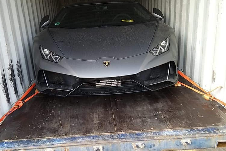 Chưa hết, phiên bản Lamborghini Huracan EVO còn được nâng cấp sức mạnh đáng kể dù vẫn sở hữu động cơ V10, hút khí tự nhiên, dung tích 5.2 lít như bản tiêu chuẩn, cụ thể, trái tim này sẽ bơm ra sức mạnh lên đến 631 mã lực, cao hơn 30 mã lực so với Lamborghini Huracan LP610-4. Mô-men xoắn cực đại 600 Nm.