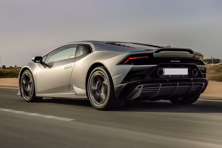 Hiện vẫn chưa rõ là giá xe Lamborghini Huracan EVO tại Việt Nam được chào bán ra sao, chỉ biết rằng, tại thị trường Mỹ, dòng siêu xe Lamborghini Huracan EVO có giá 261.274 đô la, tương đương 6 tỷ đồng.