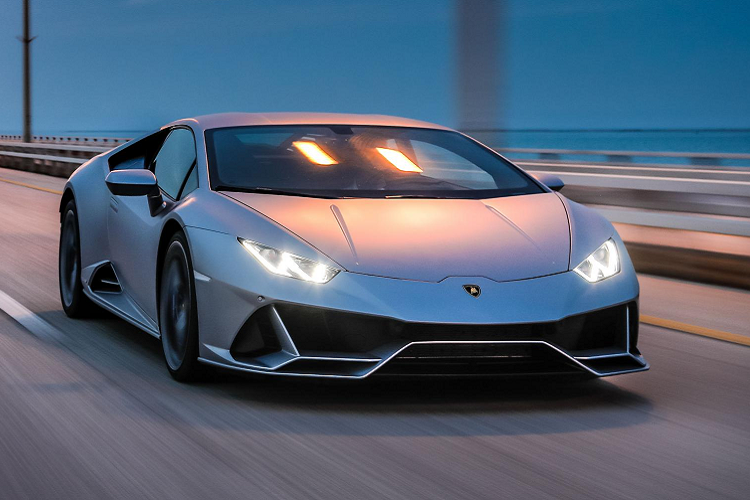 Có sức mạnh được tăng đáng kể, vì thế, không có gì quá khó hiểu khi siêu xe Lamborghini Huracan EVO mới về nước có thời gian tăng tốc từ vị trí xuất phát lên 100 km/h chỉ 2,9 giây, nhanh hơn 0,3 giây so với bản tiêu chuẩn. Vận tốc tối đa của siêu xe Lamborghini Huracan EVO hơn 325 km/h