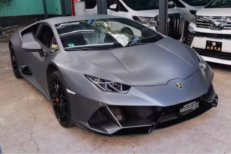 Như vậy, sau hơn nửa năm lộ thông tin về Việt Nam, chiếc xe Lamborghini Huracan EVO bí ẩn đã chính thức "hạ lốp" tại Hà Nội. Thông tin ban đầu cho hay, đây chính là chiếc siêu xe Lamborghini Huracan EVO đầu tiên có mặt tại dải đất hình chữ S. Hình ảnh chụp lại cho thấy, siêu bò xuất hiện trong 1 garage chăm sóc xe ở Hà Nội nhưng chưa rõ đích đến sẽ là tỉnh thành nào. Nhiều nguồn tin cho biết xe sẽ vào Nam nhưng tin tức này chưa được kiểm chứng cụ thể.