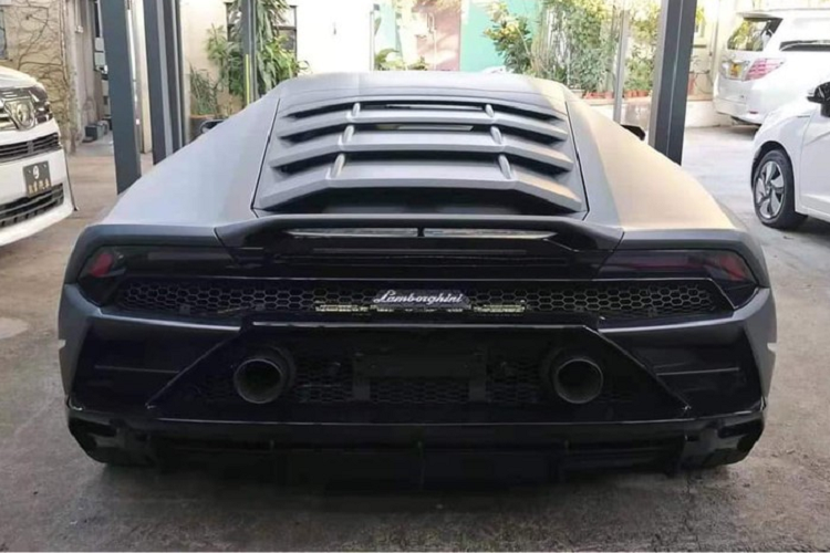 Ngoài ra, Lamborghini Huracan EVO có bộ mâm đa chấu kép mới và đuôi xe lột xác với cánh gió đuôi có định được nhô cao, khuếch tán sau thể thao và cuối cùng là ống xả đơn đặt trên cao, thay vì ống xả kép của phiên bản Lamborghini Huracan LP610-4.