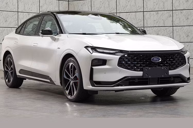 Như đã thông báo từ trước, Ford Mondeo hạng D sẽ chính thức ngừng sản xuất tại châu Âu vào tháng 3/2022, chấm dứt gần 30 năm có mặt trên thị trường này. Trong khi đó, nhiều người đang thắc mắc rằng liệu Ford có tiếp tục phát triển và sản xuất một thế hệ mới hay chính thức đặt dấu chấm hết cho mẫu sedan hạng D này.