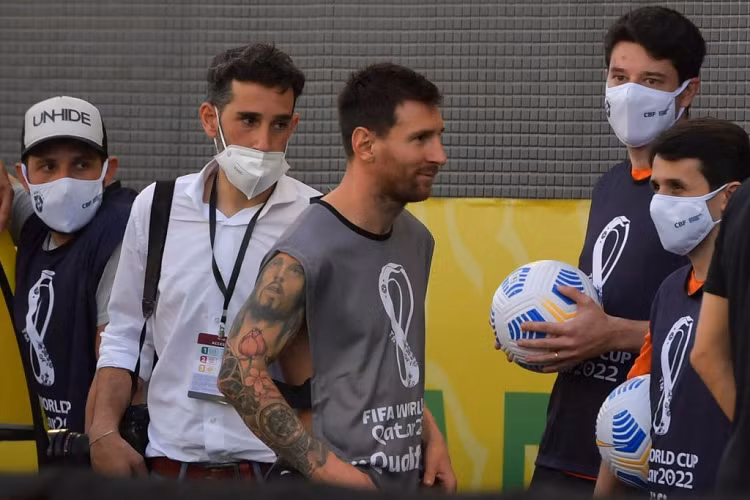 Toàn bộ đội hình Argentina cũng rút vào đường hầm. Lionel Messi thậm chí cởi chiếc áo đấu. 