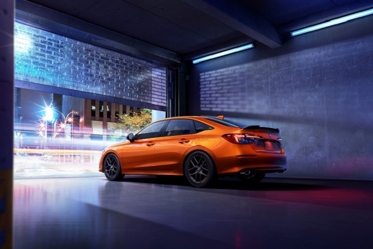 Khối động cơ 1.5L trên mẫu xe sedan Honda Civic Si 2022 giờ đây sản sinh công suất tối đa 200 mã lực (thay vì 205 mã lực như thế hệ tiền nhiệm) và momen xoắn cực đại 260 Nm. Theo Honda, mặc dù công suất tối đa của Civic Si 2022 không cao được như phiên bản trước, nhưng bù lại nó có khả năng phân phối sức mạnh tốt hơn.