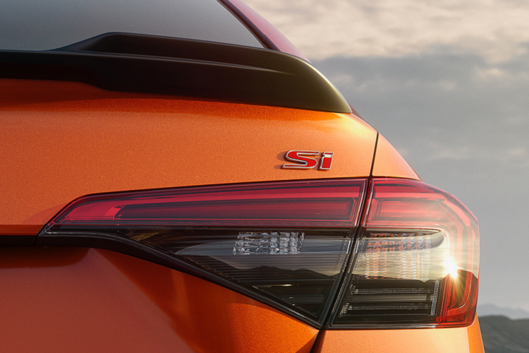 Ở bên trong, Honda Civic Si 2022 có hệ thống ghế ngồi thiết kế thể thao độc quyền, tích hợp phần đệm tựa đầu, đỡ vai và đùi lớn hơn. Riêng phần đệm ghế lái đã được nâng cao thêm 0.5 inch để cung cấp tư thế ngồi thoải mái và tầm nhìn rộng hơn. Khoang nội thất của Civic Si trông thể thao và cá tính hơn với các đường chỉ khâu màu đỏ tương phản trên cửa xe, vô lăng, bệ tỳ tay trung tâm, cần số và lưng ghế lái.