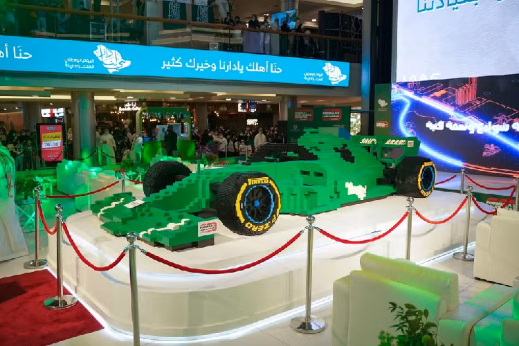 Với tư cách nhà tổ chức đứng sau lưng dự án kỷ lục này, Liên đoàn Ô tô &amp; Mô tô Ả Rập Xê Út (SAMF) hiện đã ghi tên mình vào Sách Kỷ lục Guinness Thế giới, nhưng đó chưa phải là kỷ lục duy nhất ở câu chuyện này. Được tổ chức vào tháng 12 tới, giải Grand Prix Ả Rập Xê Út hoàn toàn mới sẽ diễn ra trên đường đua Jeddah Corniche Circuit, đường đua dạng “street circuit” dài nhất và nhanh nhất không chỉ trong Công thức 1 mà còn trên hành tinh.