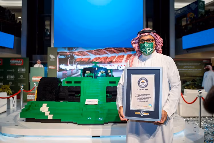 Các tay đua F1 được ước tính sẽ đạt tốc độ trung bình 250 km/h trên Jeddah Corniche, với tốc độ cao nhất vượt quá 320 km/h khi đến khúc cua số 27, do đó khiến nó thành đường đua nhanh thứ 5 trong toàn bộ mùa giải F1, trong khi có tổng chiều dài xếp thứ 2, với chiều dài vòng đua là 6,175 km. Trên hết, cuộc đua sẽ đem lại nhiều cảnh ấn tượng vì nó sẽ được tổ chức vào ban đêm, với đường đua được chiếu sáng bằng ánh sáng nhân tạo