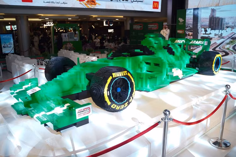 Kỷ lục xe Lego F1 lớn nhất thế giới trước đó của Ferrari đã bị đạp đổ hoàn toàn khi chiếc xe màu xanh chúng ta thấy ở đây cần tới 500.000 viên gạch Lego. Không ít cư dân Ả Rập đã tích cực tham gia vào việc lắp ráp mô hình, vì họ có thể đóng góp tiền mua những viên gạch Lego được sử dụng trong quá trình tạo nên chiếc xe đua F1, với số tiền được chuyển đến Ehsan, một quỹ từ thiện quốc gia của Ả Rập.