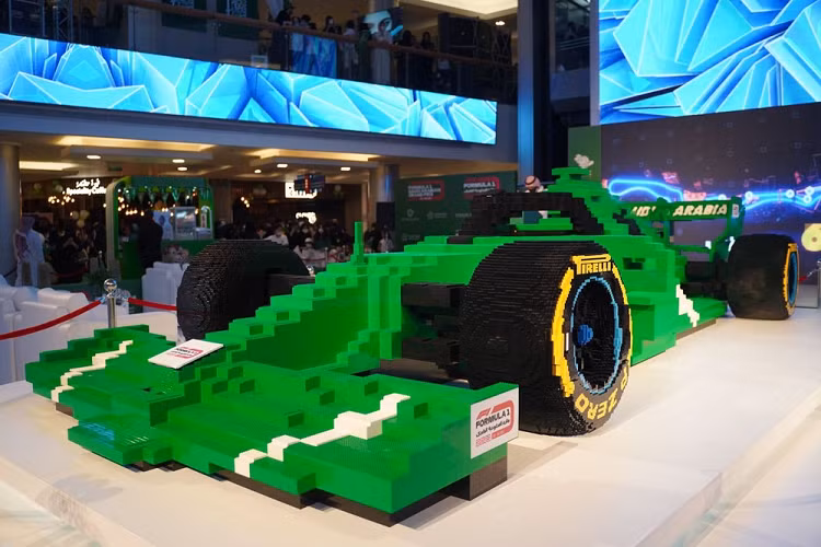 Ngam mo hinh sieu xe dua F1 bang Lego lon nhat the gioi