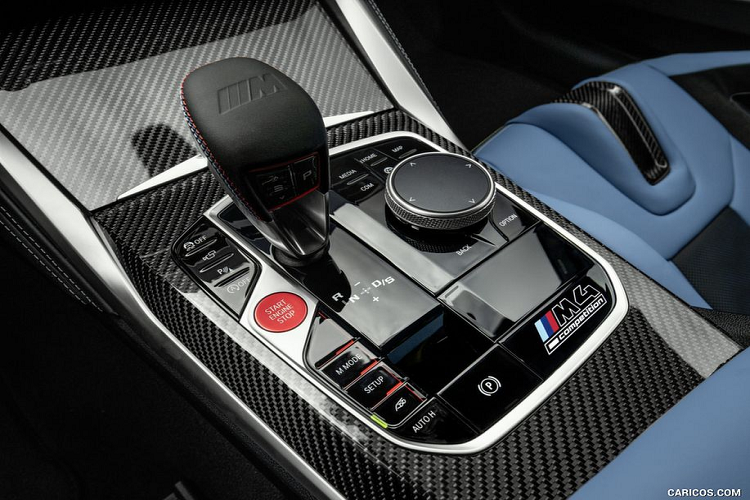 Đối với khoang nội thất, BMW M4 2021 có thêm trang bị vô-lăng thể thao đặc trưng kèm nút bấm đề nổ máy màu đỏ, ghế xe được bọc da Merino cao cấp cùng thiết kế thể thao, các chi tiết trang trí ốp sợi carbon hoặc nhôm và logo M trên tựa đầu, bệ bước chân...
