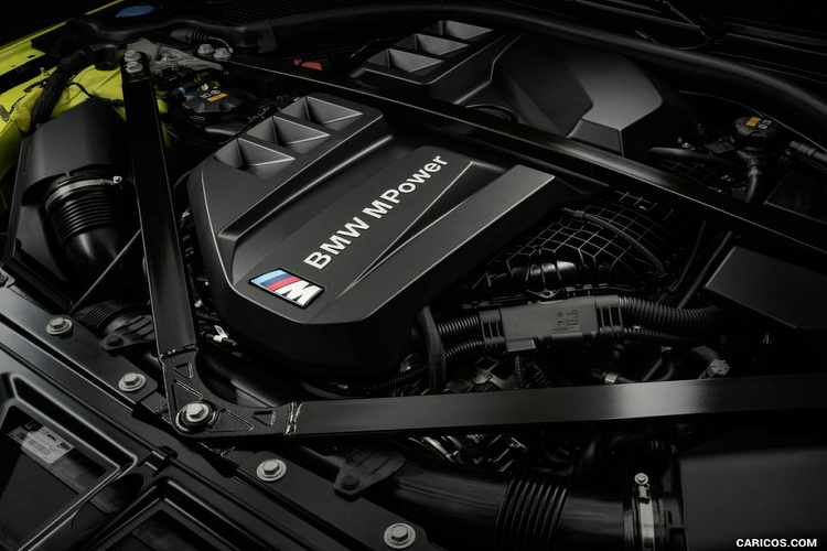 Về diện mạo, BMW M4 2021 gần như không có nhiều điểm khác biệt so với các phiên bản 4-Series với gói trang bị M-Sport. Điểm thay đổi gần như chỉ tới từ các khu vực viền lưới tản nhiệt sơn đen thay vì màu crome, cản dưới sửa đổi, nắp ca-pô có thêm khe thoát gió hay mâm xe nay được sơn đồng màu đen.