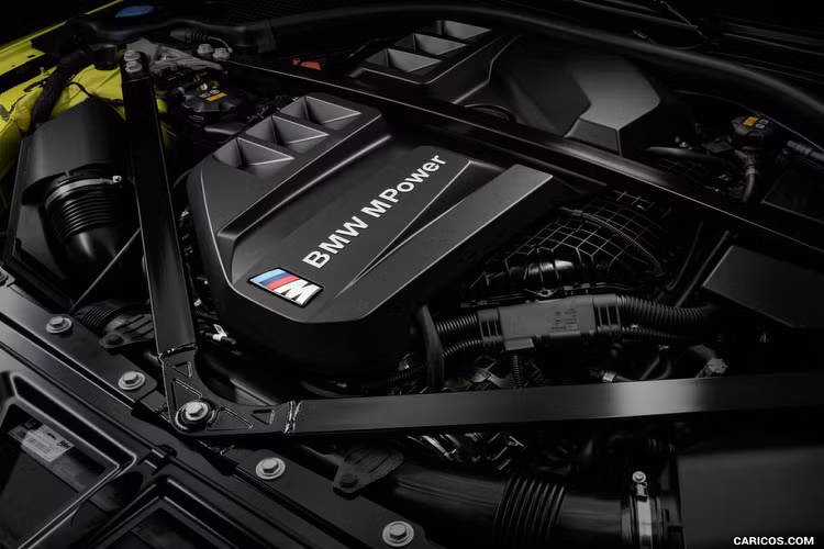 Về diện mạo, BMW M4 2021 gần như không có nhiều điểm khác biệt so với các phiên bản 4-Series với gói trang bị M-Sport. Điểm thay đổi gần như chỉ tới từ các khu vực viền lưới tản nhiệt sơn đen thay vì màu crome, cản dưới sửa đổi, nắp ca-pô có thêm khe thoát gió hay mâm xe nay được sơn đồng màu đen.