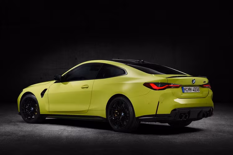 Thời gian tăng tốc của xe từ 0 - 100 km/h trong 4,1 giây. Riêng phiên bản Competition cao hơn, mẫu xe này có công suất tới 503 mã lực và 650 Nm mô-men xoắn, thời gian tăng tốc từ 0 - 100 km/h được rút ngắn còn 3,8 giây. 