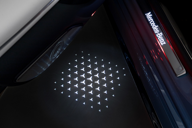 Bên trong khoang nội thất, bộ phận cá nhân hoá Manufaktur thậm chí còn cung cấp nhiều lựa chọn tùy chỉnh hơn nữa. Khách hàng có thể chọn chất liệu trang trí như sơn mài piano hoặc ốp gỗ và vô vàn tùy chọn bọc da khác nhau.