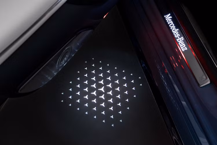 Bên trong khoang nội thất, bộ phận cá nhân hoá Manufaktur thậm chí còn cung cấp nhiều lựa chọn tùy chỉnh hơn nữa. Khách hàng có thể chọn chất liệu trang trí như sơn mài piano hoặc ốp gỗ và vô vàn tùy chọn bọc da khác nhau.