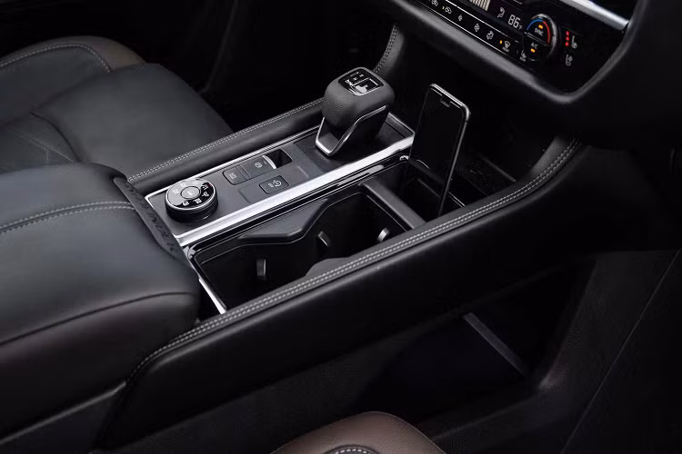 Không giống như người tiền nhiệm với 7 chỗ ngồi, Pathfinder 2022 có băng ghế sau ba vị trí, nâng sức chứa tiêu chuẩn lên 8 người. Đối với những gia đình muốn thoải mái hơn một chút, hàng ghế thứ 2 sẽ có thiết kế 2 chỗ ngồi kiểu thương gia với bảng điều khiển trung tâm có thể tháo rời dễ dàng. Băng ghế thứ hai tiêu chuẩn vẫn giữ lại chức năng gập và trượt giúp dễ dàng vào hàng thứ ba hơn, ngay cả khi đã lắp ghế trẻ em.