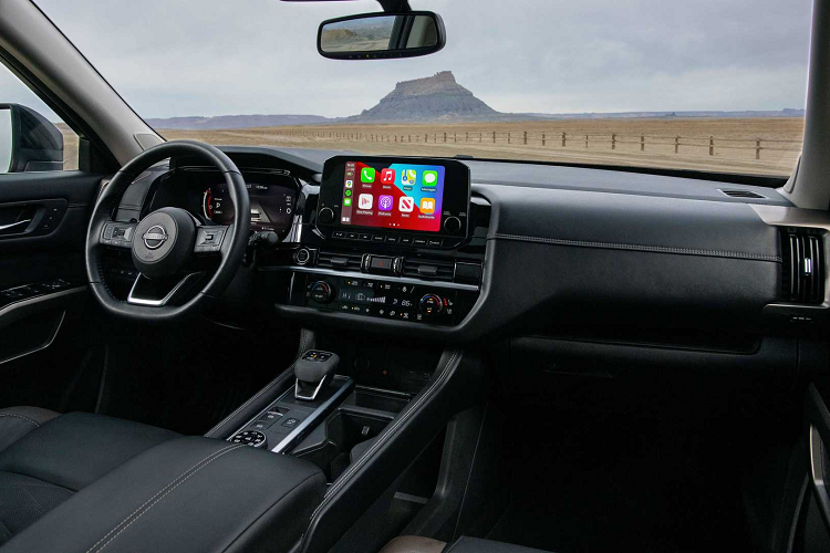 Tiến vào bên trong, Nissan Pathfinder 2022 sở hữu màn hình cảm ứng trung tâm 9,0 inch, cụm công cụ kỹ thuật số 12,3 inch và màn hình hiển thị trên kính lái 10,8 inch trên bản cao cấp. Màn hình 8,0 inch là tiêu chuẩn, cũng như tương thích Apple CarPlay và Android Auto. Màn hình 8 inch xuất hiện trên các bản S, SV và SL, với màn hình 9,0 inch tùy chọn trên SL và tiêu chuẩn trên Platinum.