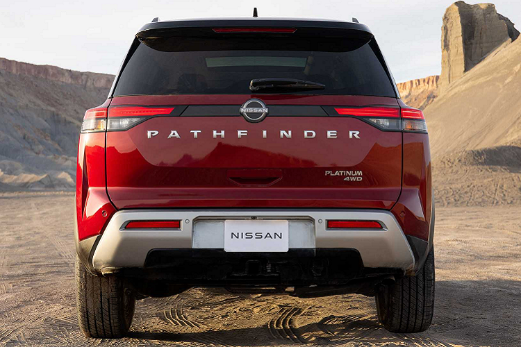 Phía sau, đèn hậu LED mỏng làm cho chiếc SUV trông rộng hơn, cửa sau được làm lồi ra nổi bật với dòng chữ “PATHFINDER” màu bạc được cho là để gợi nhớ đến chiếc SUV thế hệ đầu tiên. Cản sau màu bạc cũng được làm to bản, vuốt ngược lên, phần mui màn đen tương phản với màu sơn tổng thể. Mâm xe thiết kế kiểu mới.