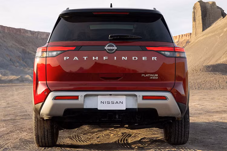 Phía sau, đèn hậu LED mỏng làm cho chiếc SUV trông rộng hơn, cửa sau được làm lồi ra nổi bật với dòng chữ “PATHFINDER” màu bạc được cho là để gợi nhớ đến chiếc SUV thế hệ đầu tiên. Cản sau màu bạc cũng được làm to bản, vuốt ngược lên, phần mui màn đen tương phản với màu sơn tổng thể. Mâm xe thiết kế kiểu mới.
