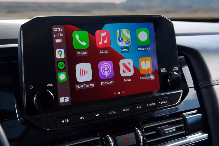 Nissan sẽ cung cấp vải dệt hình thoi, da hoặc da semi-aniline cho nội thất Pathfinder. Tuy nhiên loại semi-aniline có khả năng dành riêng cho mẫu Platinum. Hệ thống điều hoà 2 vùng độc lập ở phía trước, cần số thiết kế nhỏ gọn, phanh tay điện tử, núm xoay chuyển chế độ vận hành phía dưới. Bên cạnh có khay để cốc và khay để điện thoại. Vô-lăng 3 chấu đáy vát, nút khởi động thông minh.