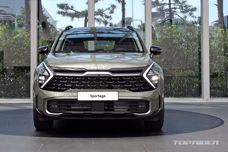 Tại thị trường Hàn Quốc, Kia Sportage 2022 có 3 tùy chọn động cơ. Đầu tiên là động cơ xăng 4 xi-lanh tăng áp, dung tích 1.6L, tạo ra công suất tối đa 180 mã lực và mô-men xoắn cực đại 265 Nm. Động cơ này kết hợp với hộp số tự động ly hợp kép 7 cấp hoặc hộp số sàn 6 cấp và tiêu thụ lượng xăng trung bình 12,5 km/lít (khoảng 8 lít/100 km).