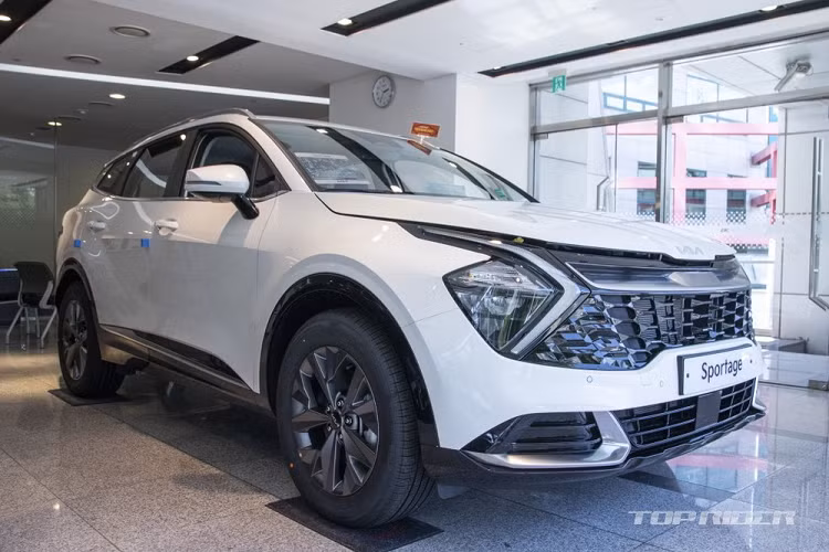 Cuối cùng là hệ truyền động hybrid, bao gồm máy xăng Smartstream 4 xi-lanh, tăng áp, dung tích 1.6L, mô-tơ điện 44,2 kWh, cụm pin lithium-ion polymer 1,49 kWh và hộp số tự động 6 cấp. Hệ truyền động hybrid này tạo ra công suất tối đa 230 mã lực và mô-men xoắn cực đại 349 Nm, giống hệt Hyundai Tucson Hybrid 2021. Lượng xăng tiêu thụ trung bình của Kia Sportage Hybrid 2022 là 16,7 km/lít (khoảng 5,9 lít/100 km).