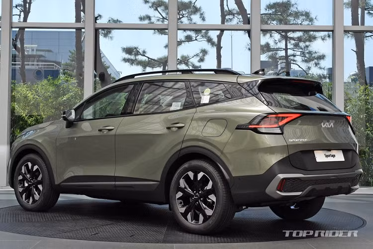 Tại thị trường Hàn Quốc, xe được chia thành 5 bản trang bị, bao gồm Trendy, Prestige, Noblesse, Signature và Gravity. Giá xe Kia Sportage 2022 tại xứ sở kim chi dao động từ 24,42 - 40,51 triệu Won (khoảng 494 - 820 triệu đồng).