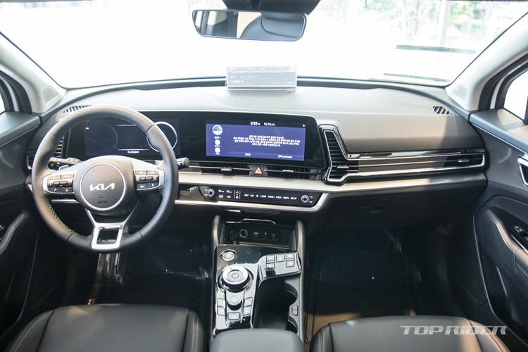 Dù sở hữu trục cơ sở ngắn hay dài, Kia Sportage 2022 vẫn sở hữu thiết kế thống nhất ở nhiều thị trường như Hàn Quốc và châu Âu. Được áp dụng ngôn ngữ thiết kế Opposites United mới nhất của thương hiệu Kia, mẫu SUV cỡ C này sở hữu lưới tản nhiệt "mũi hổ" cỡ lớn, sơn màu đen với mắt lưới hình tổ ong. Thêm vào đó là dải đèn LED định vị ban ngày hình boomerang độc đáo, bao quanh cụm đèn pha.