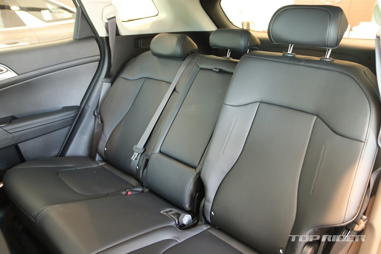 Những trang bị nổi bật của Kia Sportage mới ở thị trường Hàn Quốc bao gồm camera hành trình tích hợp sẵn trên xe, sạc điện thoại thông minh không dây, cửa sổ trời toàn cảnh Panorama, hệ thống âm thanh Krell cao cấp, ghế bọc da/da lộn khâu trần, bộ bàn đạp bằng kim loại, camera 360 độ và tính năng hỗ trợ đỗ xe điều khiển từ xa. Đằng sau hàng ghế thứ hai của xe là khoang hành lý rộng rãi hàng đầu phân khúc với thể tích 637 lít