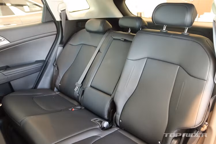 Những trang bị nổi bật của Kia Sportage mới ở thị trường Hàn Quốc bao gồm camera hành trình tích hợp sẵn trên xe, sạc điện thoại thông minh không dây, cửa sổ trời toàn cảnh Panorama, hệ thống âm thanh Krell cao cấp, ghế bọc da/da lộn khâu trần, bộ bàn đạp bằng kim loại, camera 360 độ và tính năng hỗ trợ đỗ xe điều khiển từ xa. Đằng sau hàng ghế thứ hai của xe là khoang hành lý rộng rãi hàng đầu phân khúc với thể tích 637 lít