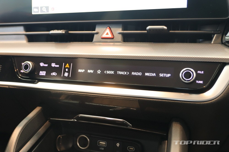 Trong khi đó, 2 cửa gió còn lại bao quanh màn hình cong với thiết kế bất đối xứng lạ mắt. Ngoài ra, xe còn có màn hình nhỏ nằm bên dưới cửa gió trung tâm để chỉnh những tính năng như bản đồ, hệ thống định vị, radio và hệ thống đa phương tiện.