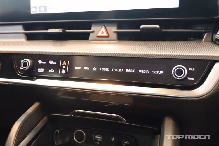 Trong khi đó, 2 cửa gió còn lại bao quanh màn hình cong với thiết kế bất đối xứng lạ mắt. Ngoài ra, xe còn có màn hình nhỏ nằm bên dưới cửa gió trung tâm để chỉnh những tính năng như bản đồ, hệ thống định vị, radio và hệ thống đa phương tiện.