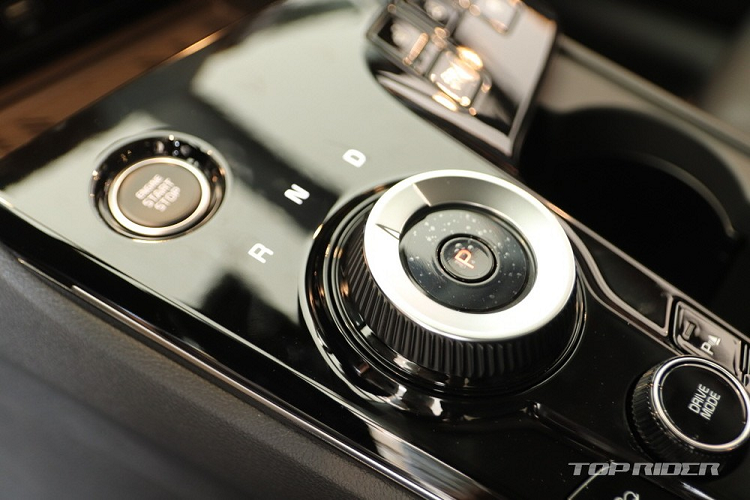 Ở 2 bản cấp thấp là Trendy và Prestige, Kia Sportage 2022 sẽ dùng cần số thông thường. Từ bản Noblesse trở lên, xe sẽ được trang bị núm xoay chuyển số mới trên cụm điều khiển trung tâm.