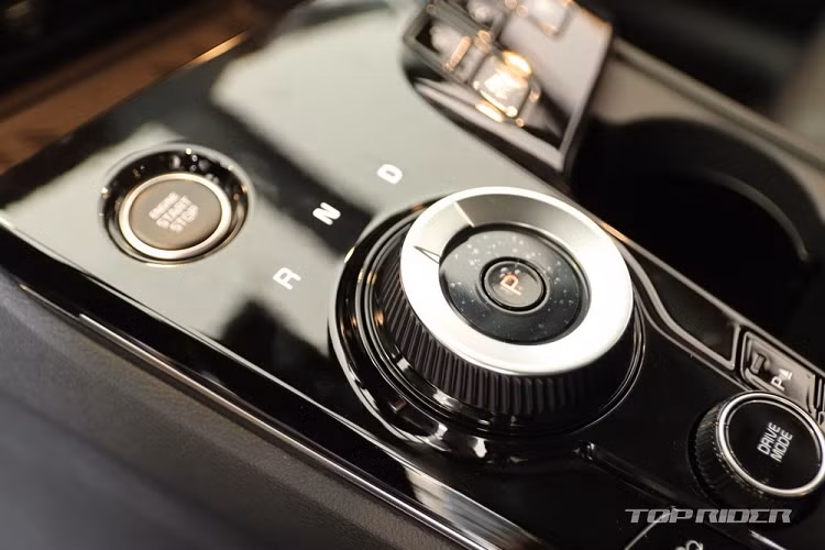 Ở 2 bản cấp thấp là Trendy và Prestige, Kia Sportage 2022 sẽ dùng cần số thông thường. Từ bản Noblesse trở lên, xe sẽ được trang bị núm xoay chuyển số mới trên cụm điều khiển trung tâm.