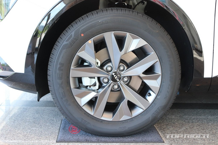 Bước sang thế hệ mới, Kia Sportage có cả phiên bản trục sở ngắn và dài tương tự Hyundai Tucson thế hệ mới. Trong đó, xe dành cho thị trường Hàn Quốc thuộc phiên bản trục cơ sở dài. Cụ thể, xe có chiều dài 4.660 mm, chiều rộng 1.865 mm, chiều cao 1.660 mm và chiều dài cơ sở 2.669 mm hoặc 2.755 mm.