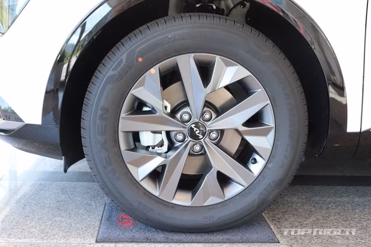 Bước sang thế hệ mới, Kia Sportage có cả phiên bản trục sở ngắn và dài tương tự Hyundai Tucson thế hệ mới. Trong đó, xe dành cho thị trường Hàn Quốc thuộc phiên bản trục cơ sở dài. Cụ thể, xe có chiều dài 4.660 mm, chiều rộng 1.865 mm, chiều cao 1.660 mm và chiều dài cơ sở 2.669 mm hoặc 2.755 mm.