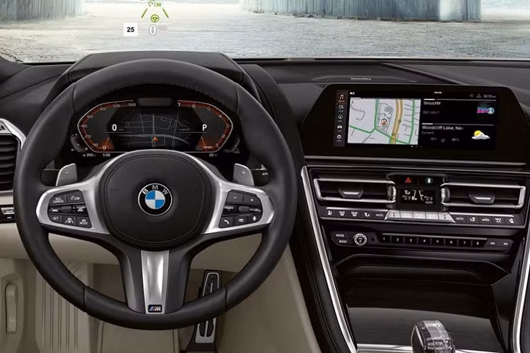 Nội thất BMW 840i Coupe sử dụng ghế bọc da Merino, bên cạnh bọc da Nappa cao cấp hơn ở các chi tiết như bảng điều khiển. Xe sử dụng hệ thống BMW Live Cockpit Professional với cụm đồng hồ kỹ thuật số 12,3 inch và màn hình giải trí trung tâm 10,25 inch dùng hệ thống iDrive 7.0, có bàn di chuột iDrive. Ngoài ra, xe còn được trang bị màn hình hiển thị thông tin trên kính lái (HUD), giải trí với hệ thống âm thanh vòm Harman Kardon 16 loa và hơn nữa.