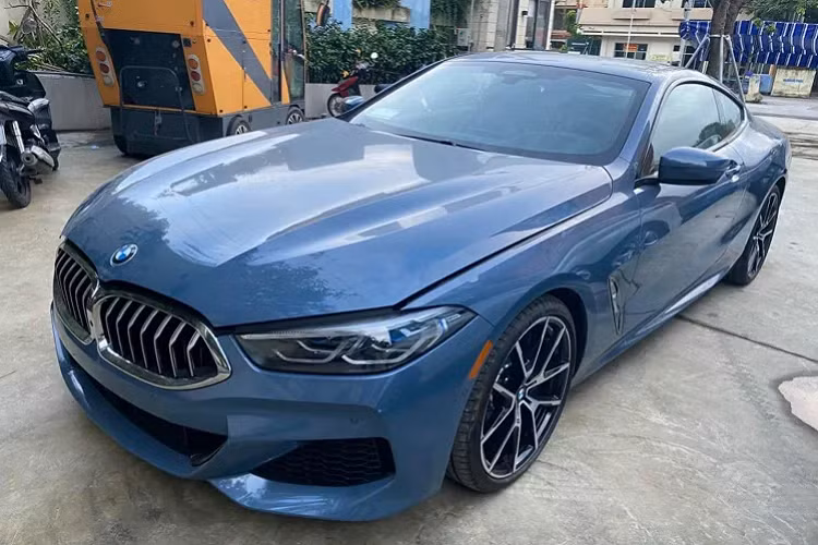 Ngoại thất BMW 840i Coupe 2021 mới nhập Mỹ sở hữu nước sơn màu Xanh (Barcelona Blue metallic) đẹp mắt. Phiên bản này sử dụng động 6cyl thẳng hàng (I6), dung tích 3.0L tăng áp công nghệ BMW TwinPower Turbo cho công suất tối đa 335 mã lực từ 5.000 – 6.500 vòng/phút và mô-men xoắn cực đại 498Nm tại dải vòng tua từ 1.600 – 4.500 vòng/phút.