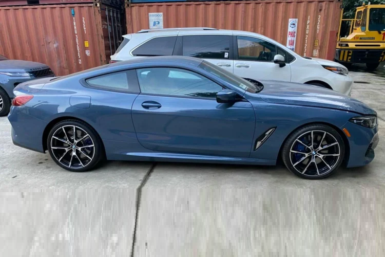 Sức mạnh được truyền xuống cầu sau (RWD), thông qua hộp số tự động 8 cấp có lẫy chuyển số (Paddle shifters) trên vô lăng, và tính năng hỗ trợ tăng tốc (Launch Control) và các chế độ lái ECO PRO, COMFORT và SPORT giúp tăng trải nghiệm cầm lái thú vị hơn. Xe đi kèm với một số trang bị như mâm M Sport, hệ thống xả và phanh M Sport. Hệ thống treo điều khiển điện tử DDC (Dynamic Damping Control) và hơn nữa.