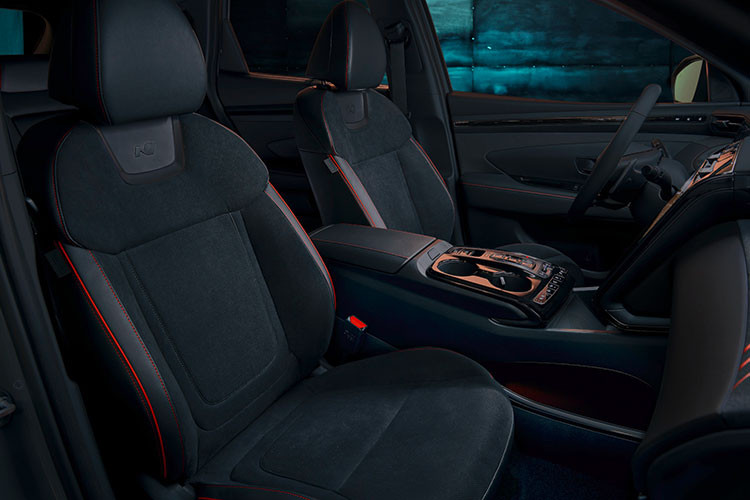 Tương tự bản thường, Hyundai Tucson N Line 2021 cũng có 2 màn hình 10,25 inch trong nội thất. Một màn hình nằm trong bảng đồng hồ kỹ thuật số và 1 màn hình phục vụ hệ thống thông tin giải trí.