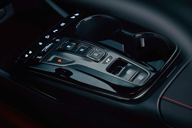 Để đảm bảo an toàn cho người dùng, hãng Hyundai đã trang bị gói công nghệ SmartSense cho xe. Gói công nghệ này bao gồm hệ thống hỗ trợ tránh va chạm phía trước tích hợp tính năng phát hiện người đi bộ, hỗ trợ giữ làn đường, hỗ trợ bám làn đường và phát hiện điểm mù tiêu chuẩn.