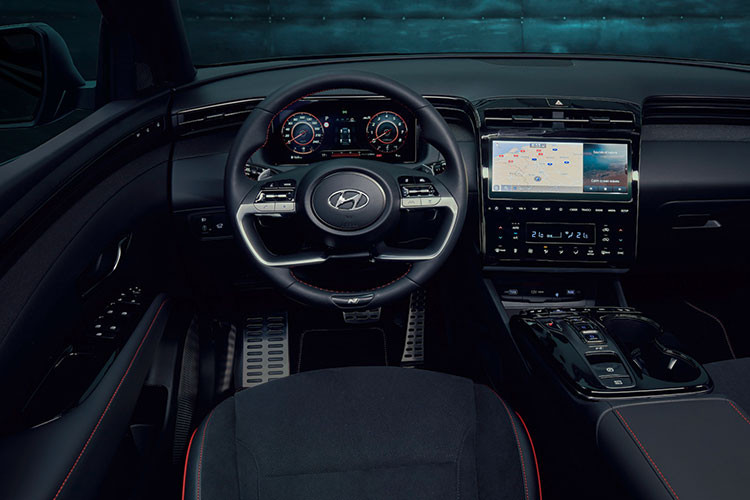 Đáng tiếc là động cơ của Hyundai Tucson N Line 2021 không mạnh hơn bản thường. Khi mua mẫu crossover cỡ C này, khách hàng Hàn Quốc có thể chọn 1 trong 3 loại động cơ sau. Thứ nhất là động cơ xăng 4 xi-lanh, tăng áp, dung tích 1.6L, sản sinh công suất tối đa 180 mã lực và mô-men xoắn cực đại 265 Nm.